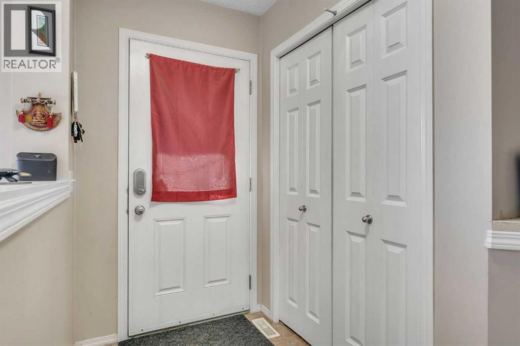 Duplex for Sale in 33 Saddlebrook Common NE|Calgary, Alberta T3J0K1 2