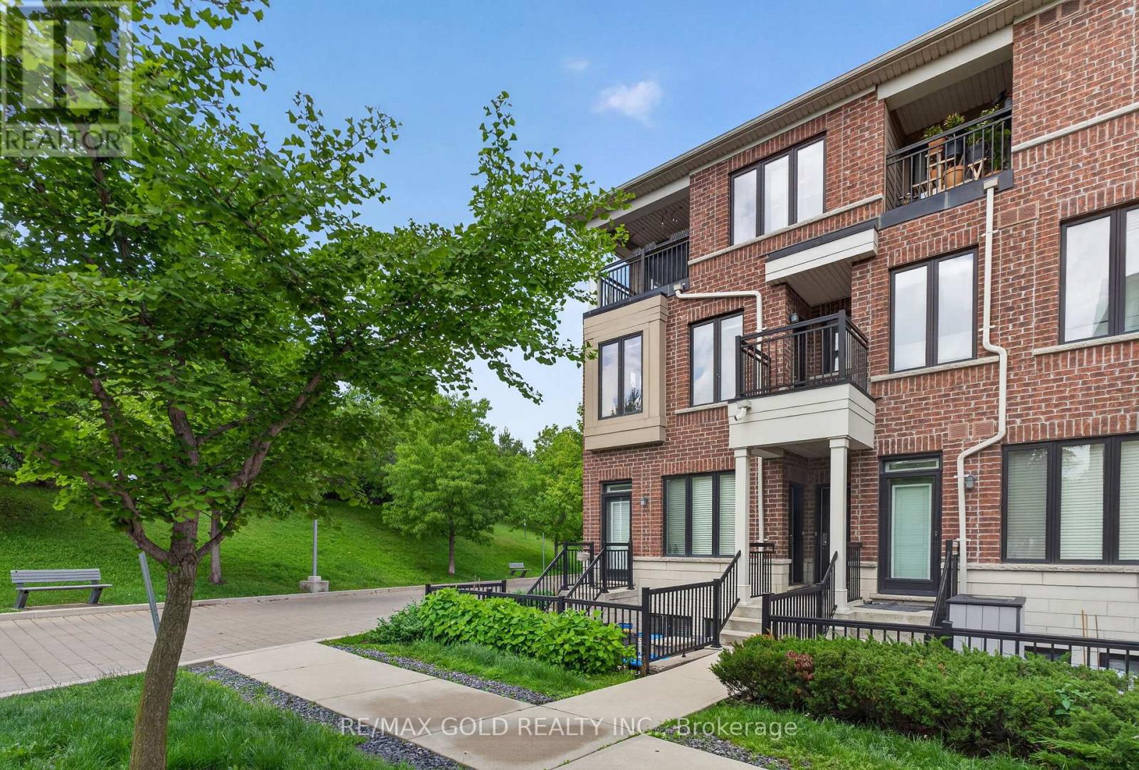 Row / Townhouse for Sale in 92 - 30 CARNATION AVENUE|Toronto (Long Branch), Ontario M8V0B8 4
