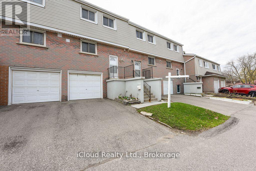 Row / Townhouse for Sale in 88 - 400 MISSISSAUGA VALLEY BOULEVARD|Mississauga (Mississauga Valleys), Ontario L5A3N6 3