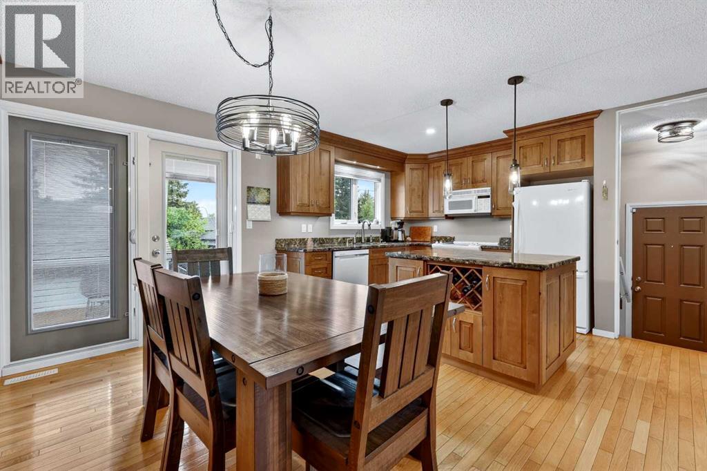 House for Sale in 10640 Oakmoor Way SW|Calgary, Alberta T2W2H8 3
