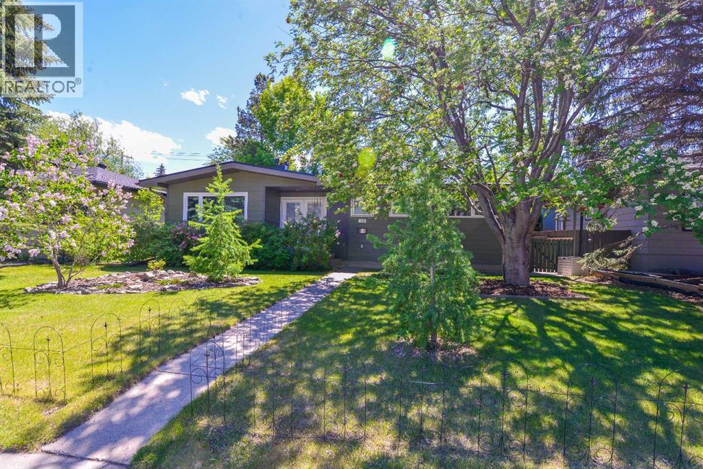 House for Sale in 361 Capri Avenue NW|Calgary, Alberta T2L0J5 2