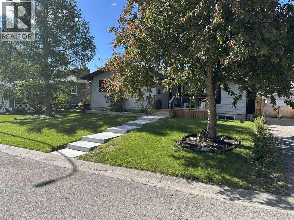 House for Sale in 15 Brookmere Place SW|Calgary, Alberta T2W2P5 2
