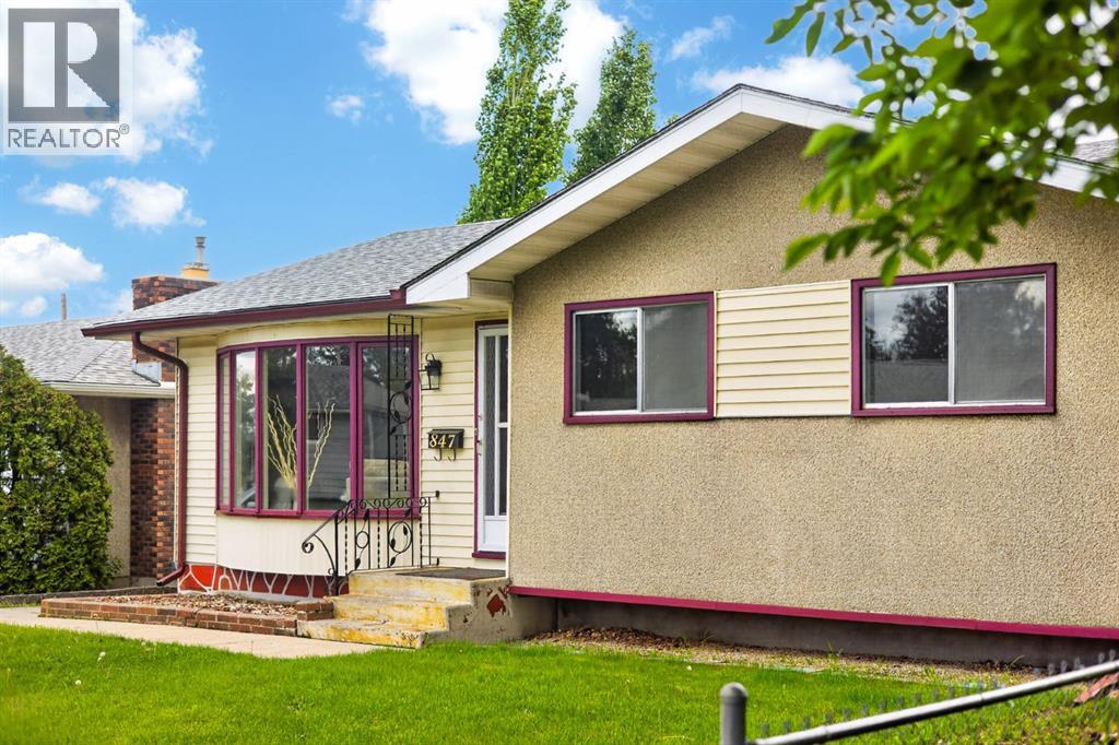 House for Sale in 847 Raynard Crescent SE|Calgary, Alberta T2A1X6 2