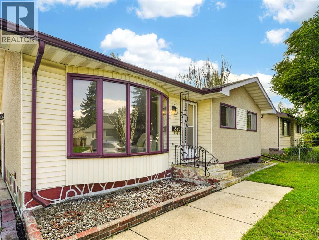 House for Sale in 847 Raynard Crescent SE|Calgary, Alberta T2A1X6 4