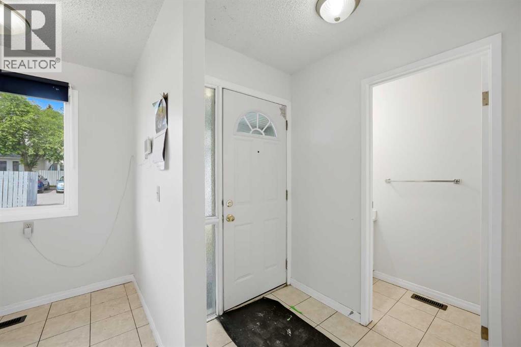 Row / Townhouse for Sale in 409 Georgian Villas NE|Calgary, Alberta T2A7E3 5