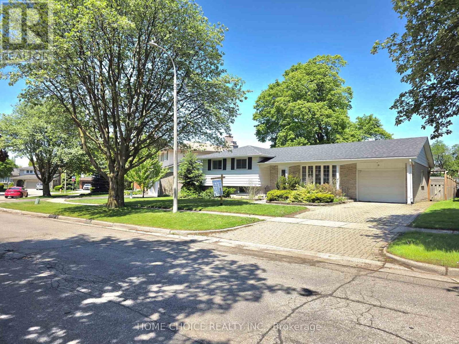 130 CHAMPLAIN CRESCENT, Kitchener, Ontario N2B2Y6