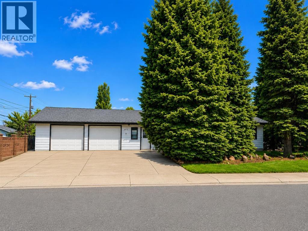 2015 24 Street S, Lethbridge, Alberta T1K2M6