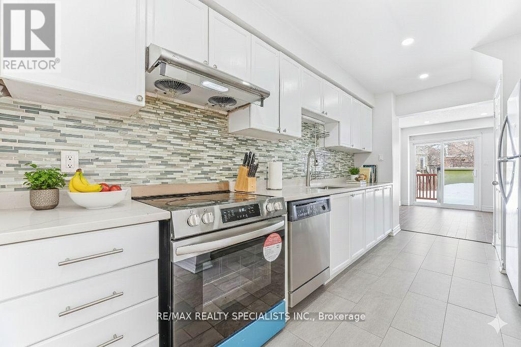 Row / Townhouse for Sale in 3 MULLIS CRESCENT|Brampton (Fletcher's West), Ontario L6Y4T3 3