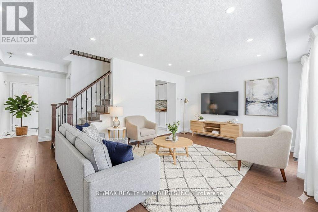 Row / Townhouse for Sale in 3 MULLIS CRESCENT|Brampton (Fletcher's West), Ontario L6Y4T3 5