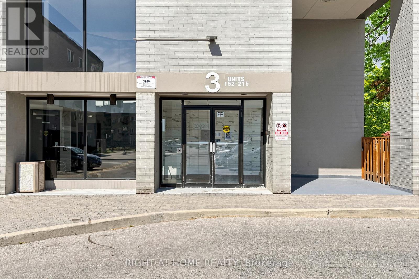 Row / Townhouse for Sale in 172 - 2001 BONNYMEDE DRIVE|Mississauga (Clarkson), Ontario L5J4H8 2