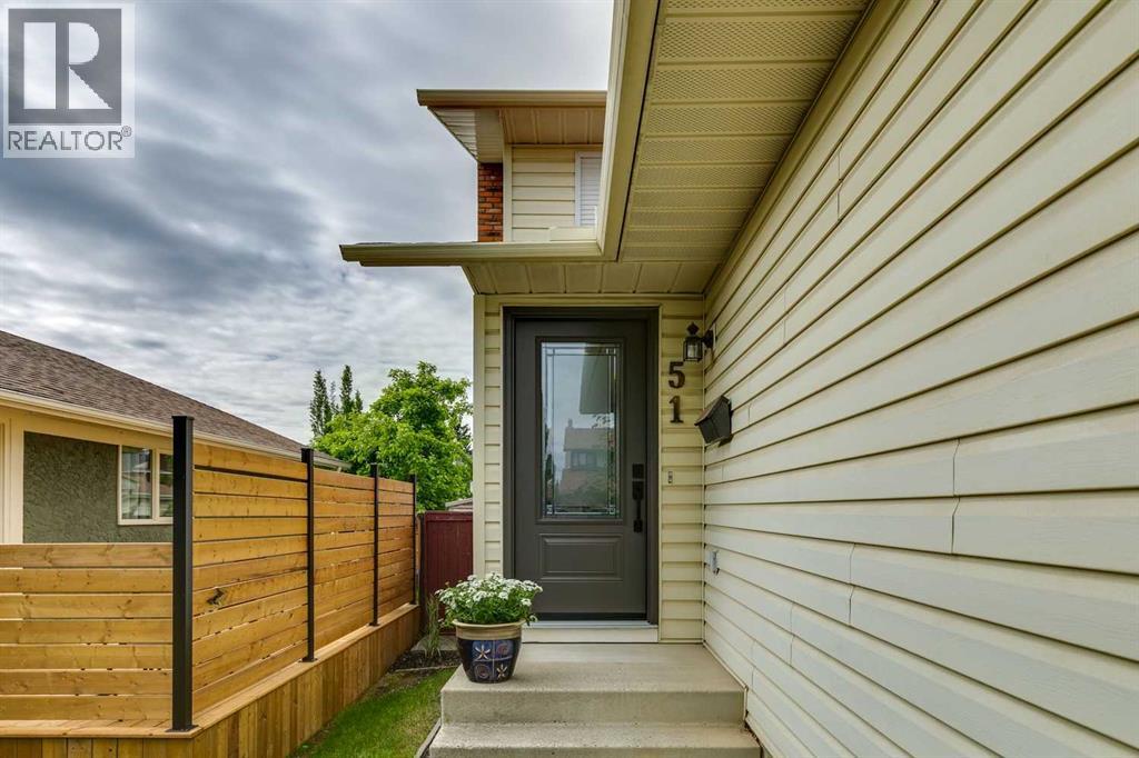 House for Sale in 51 Woodbrook Green SW|Calgary, Alberta T2W4P6 2