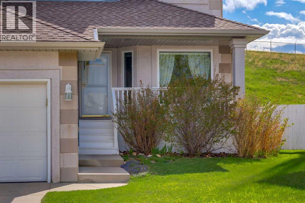 House for Sale in 331 Sierra Madre Court SW|Calgary, Alberta T3H3G7 3