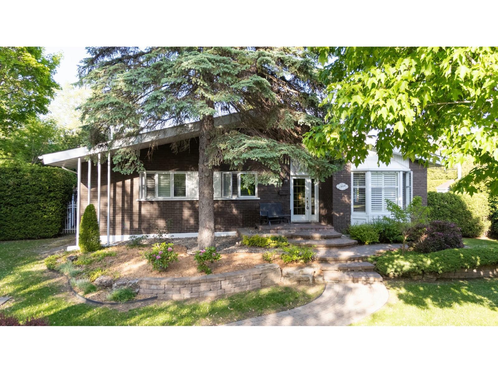 1300 Place de Ste-Foy, Saint-Bruno-de-Montarville, Quebec J3V3C5