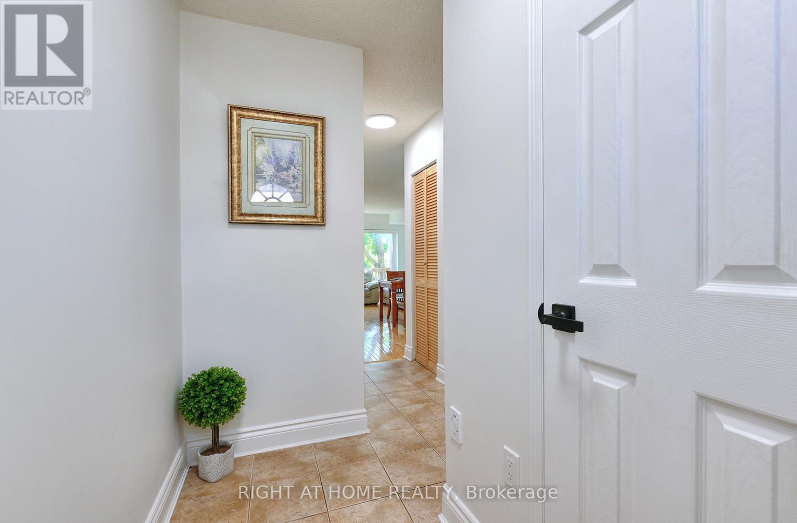 Row / Townhouse for Sale in 35 - 80 STRATHAVEN DRIVE|Mississauga (Hurontario), Ontario L5R3V9 4