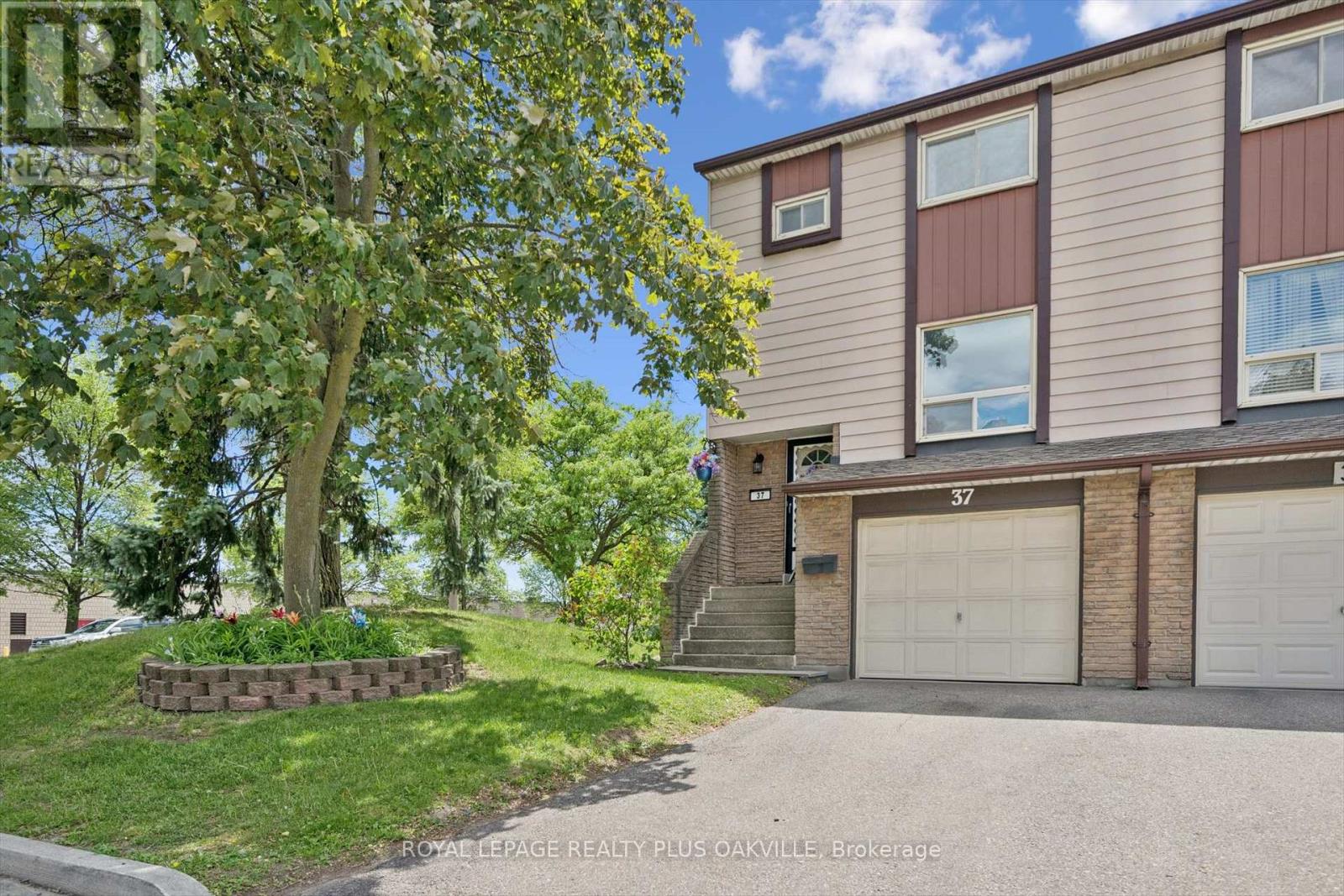 Row / Townhouse for Sale in 37 - 1221 DUNDIX ROAD|Mississauga (Applewood), Ontario L4Y3Y9
