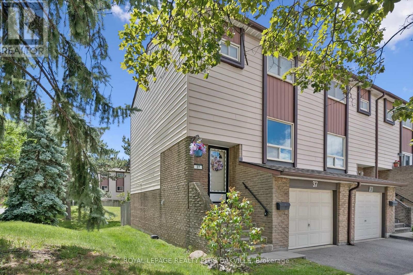 Row / Townhouse for Sale in 37 - 1221 DUNDIX ROAD|Mississauga (Applewood), Ontario L4Y3Y9 2