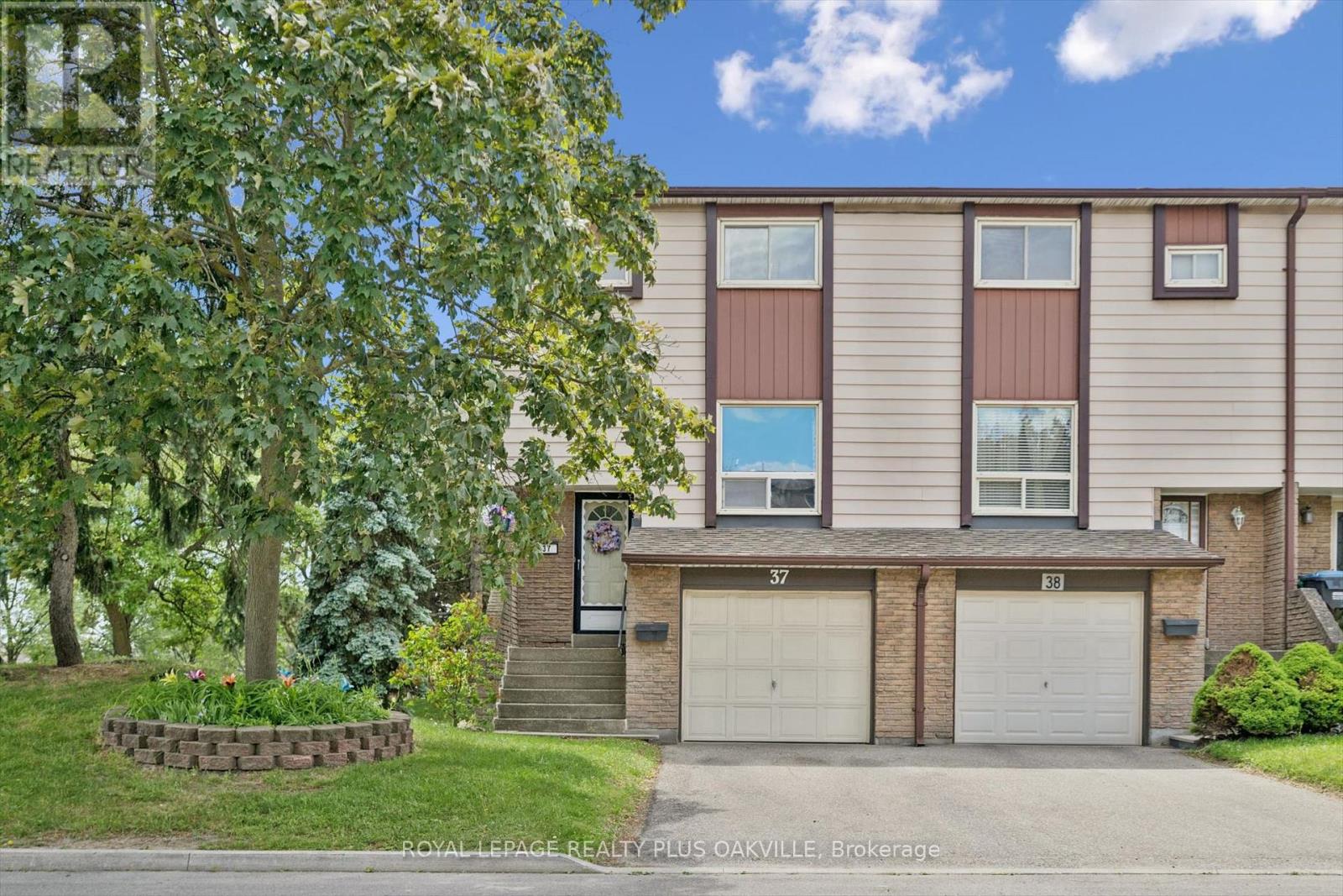 Row / Townhouse for Sale in 37 - 1221 DUNDIX ROAD|Mississauga (Applewood), Ontario L4Y3Y9 3