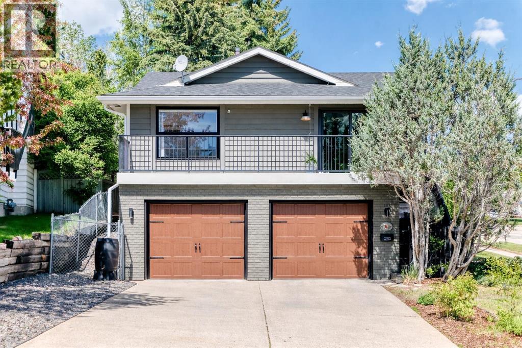 House for Sale in 96 Coach Gate Way SW|Calgary, Alberta T3H1Z7