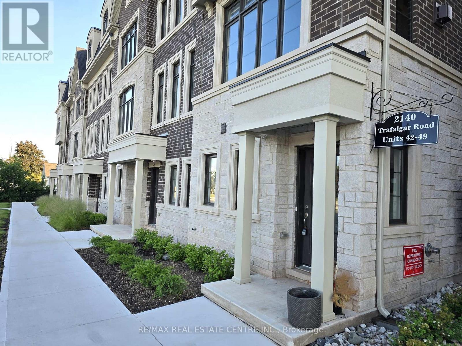 Row / Townhouse for Sale in 49 - 2140 TRAFALGAR ROAD|Oakville (RO River Oaks), Ontario L6H7H2 3