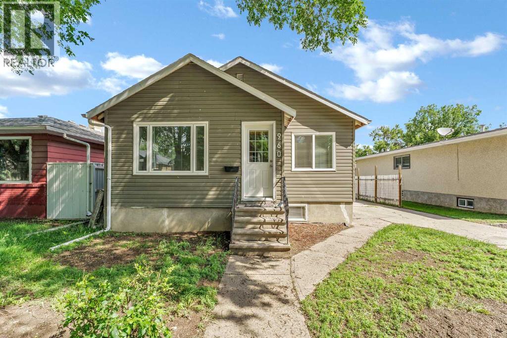 960 5 Street SE, Medicine Hat, Alberta T1A0P4