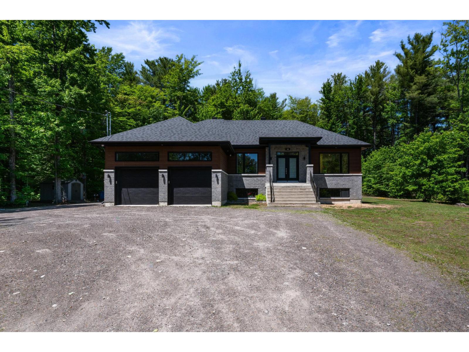 For sale: 182Z-182AZ Côte St-Paul, Saint-Colomban, Quebec J5K1Z7