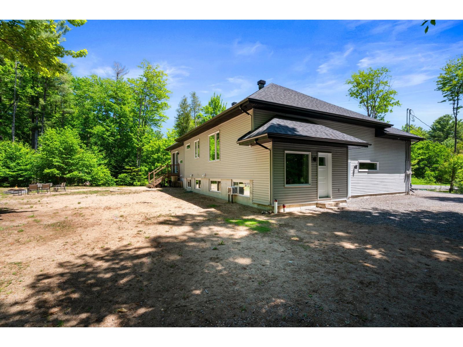 For sale: 182Z-182AZ Côte St-Paul, Saint-Colomban, Quebec J5K1Z7