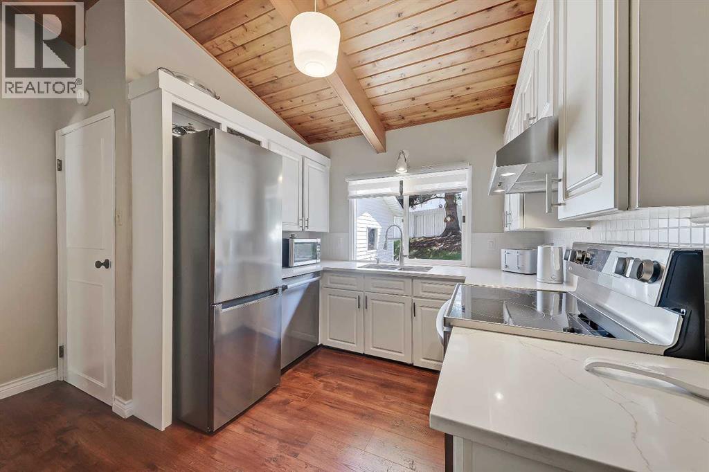 House for Sale in 185 Springwood Drive SW|Calgary, Alberta T2W0L2 3