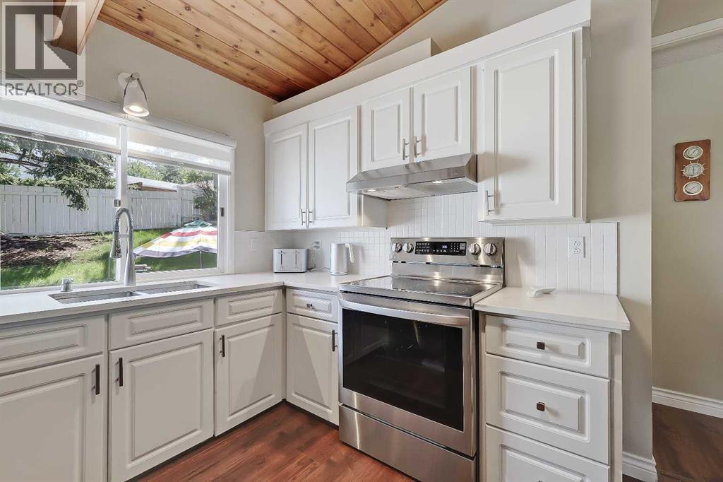 House for Sale in 185 Springwood Drive SW|Calgary, Alberta T2W0L2 5