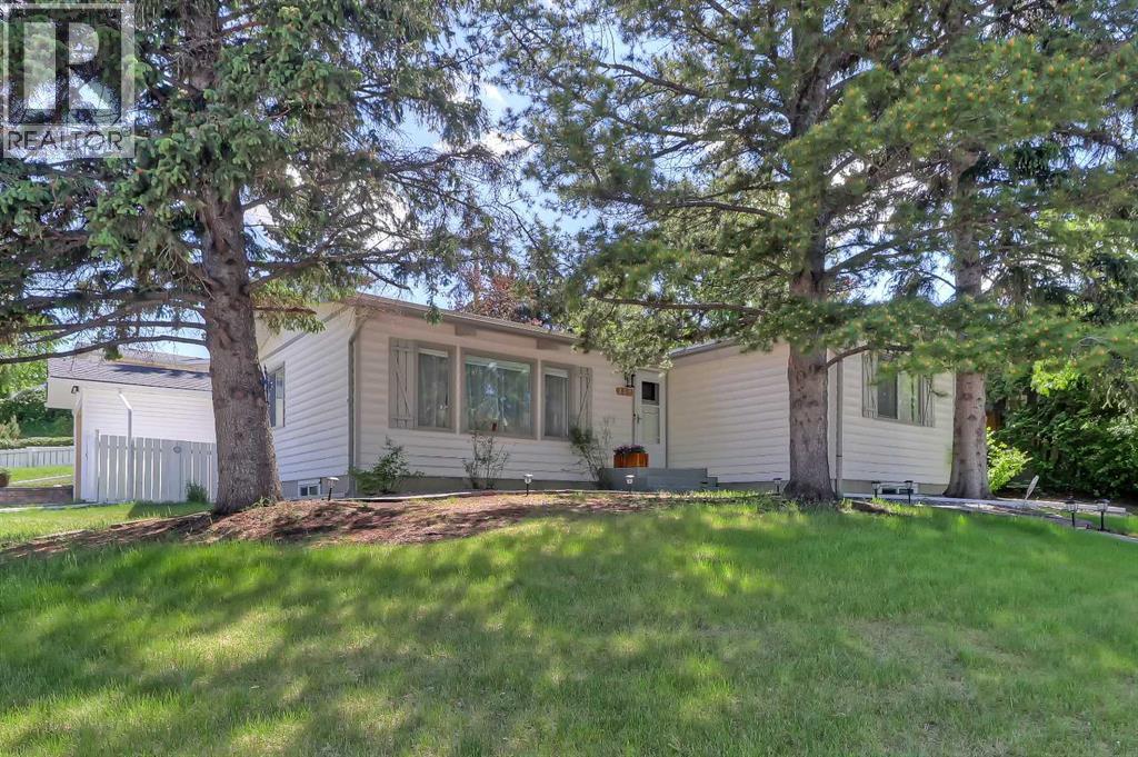 House for Sale in 185 Springwood Drive SW|Calgary, Alberta T2W0L2