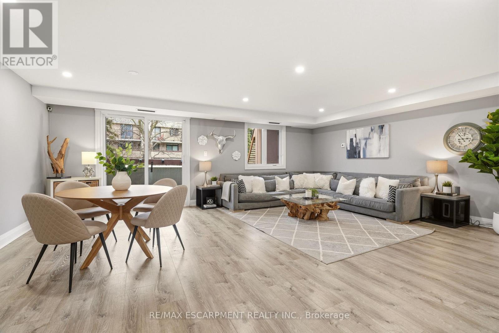 Row / Townhouse for Sale in 177 - 1250 MISSISSAUGA VALLEY BOULEVARD|Mississauga (Mississauga Valleys), Ontario L5A3R6 2