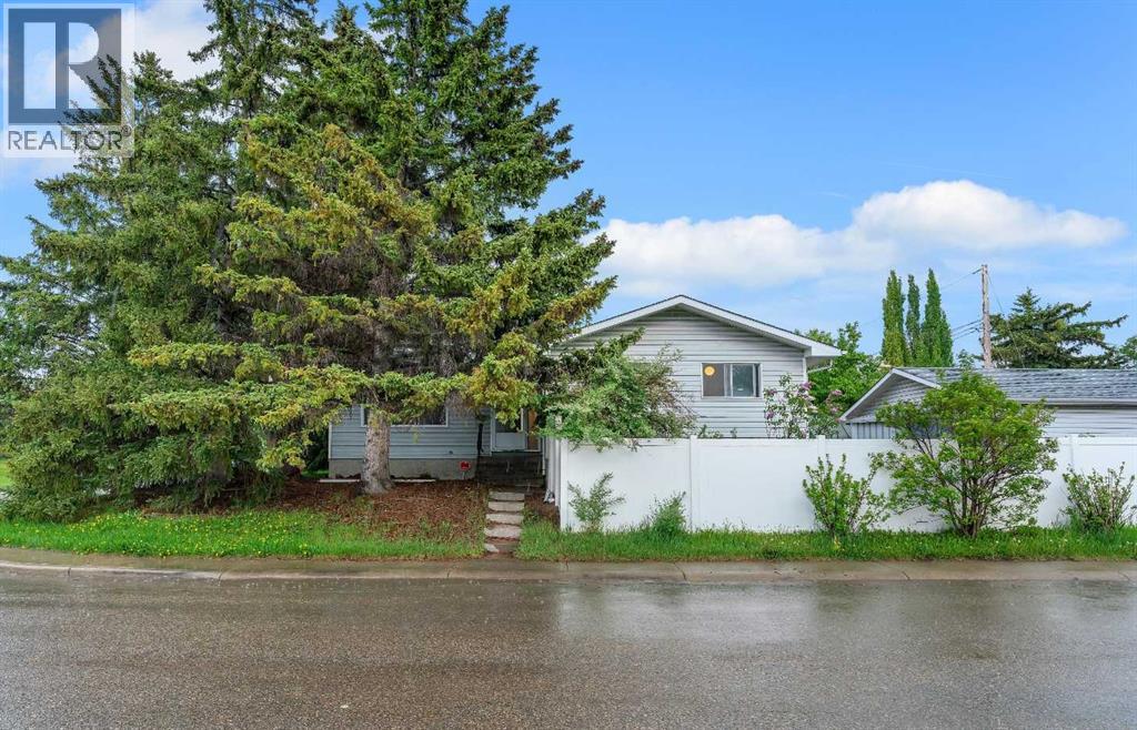 House for Sale in 4824 Vegas Way NW|Calgary, Alberta T3A1W1