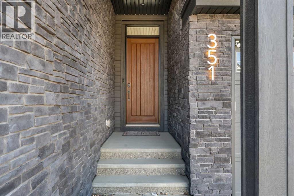 House for Sale in 351 Lucas Way NW|Calgary, Alberta T3P1Z3 4