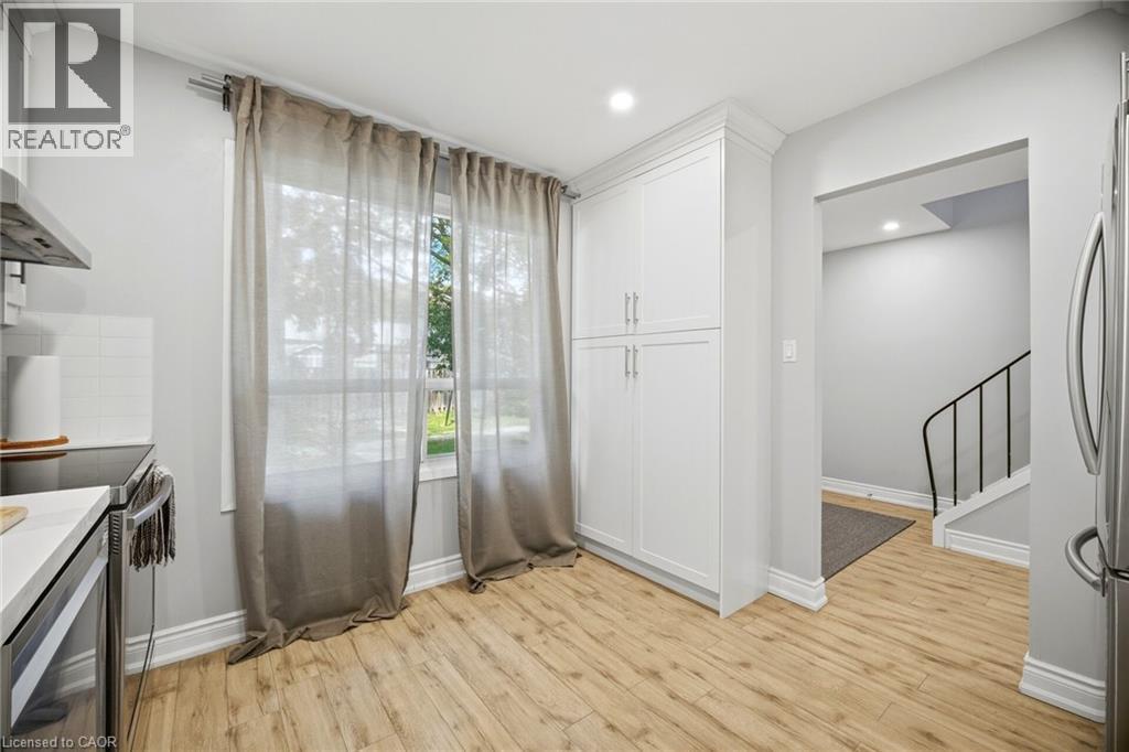 Row / Townhouse for Sale in 6540 FALCONER Drive Unit# 105|Mississauga, Ontario L5N1M1 3
