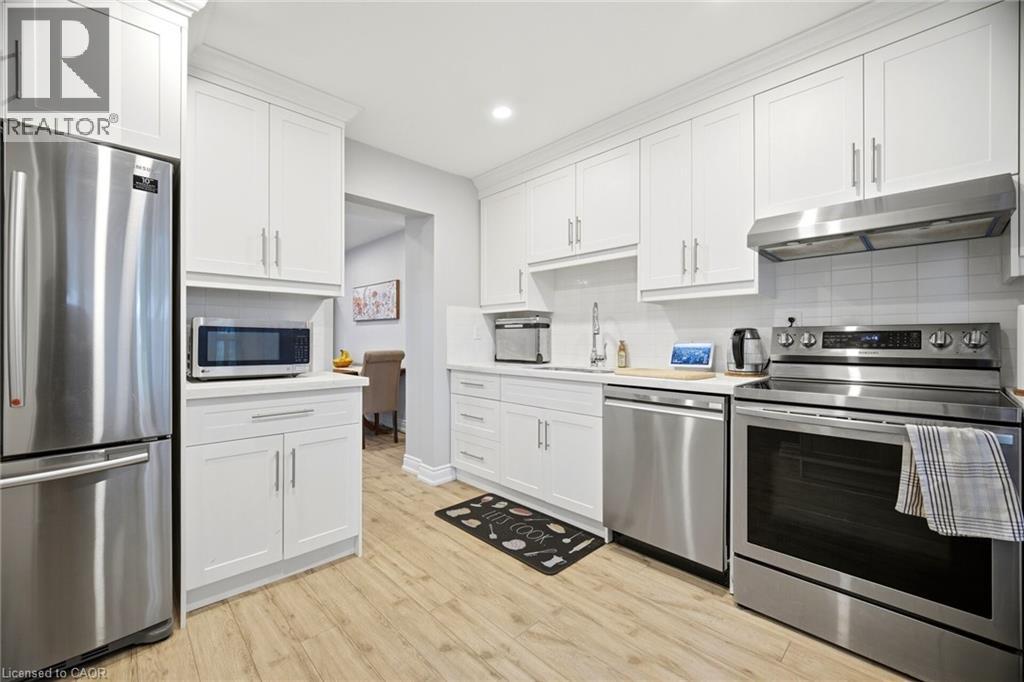 Row / Townhouse for Sale in 6540 FALCONER Drive Unit# 105|Mississauga, Ontario L5N1M1 2