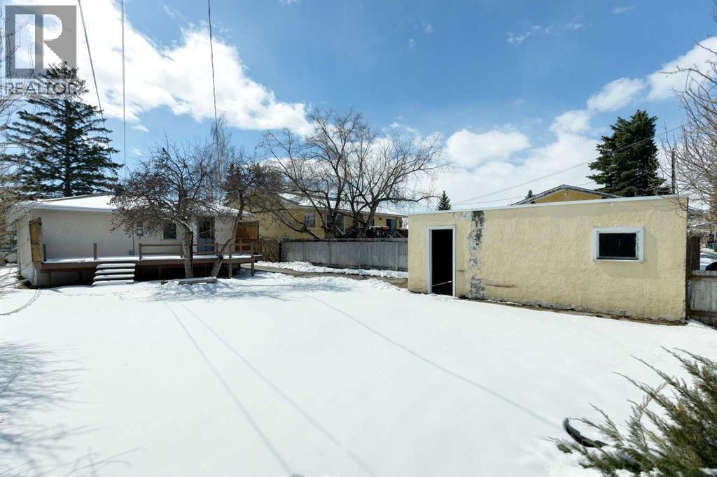 House for Sale in 8312 47 Avenue NW|Calgary, Alberta T3B1Z7 3