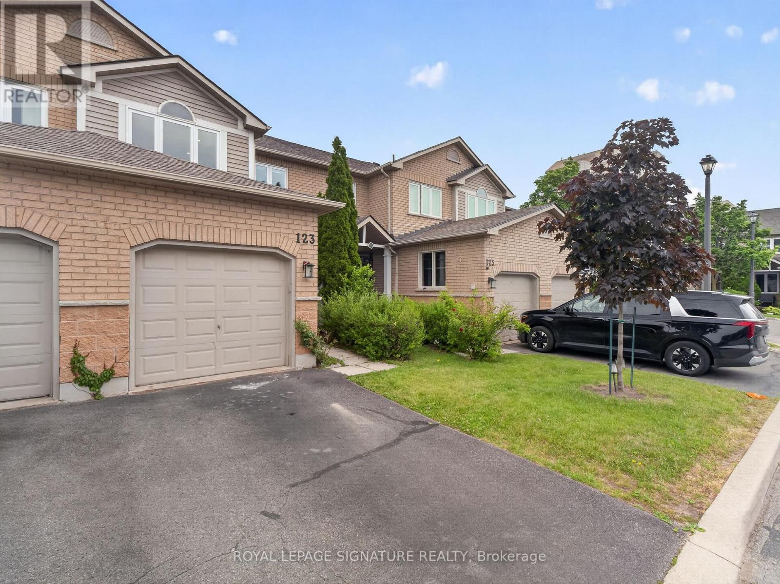 Row / Townhouse for Sale in 123 - 833 SCOLLARD COURT|Mississauga (East Credit), Ontario L5V2B4