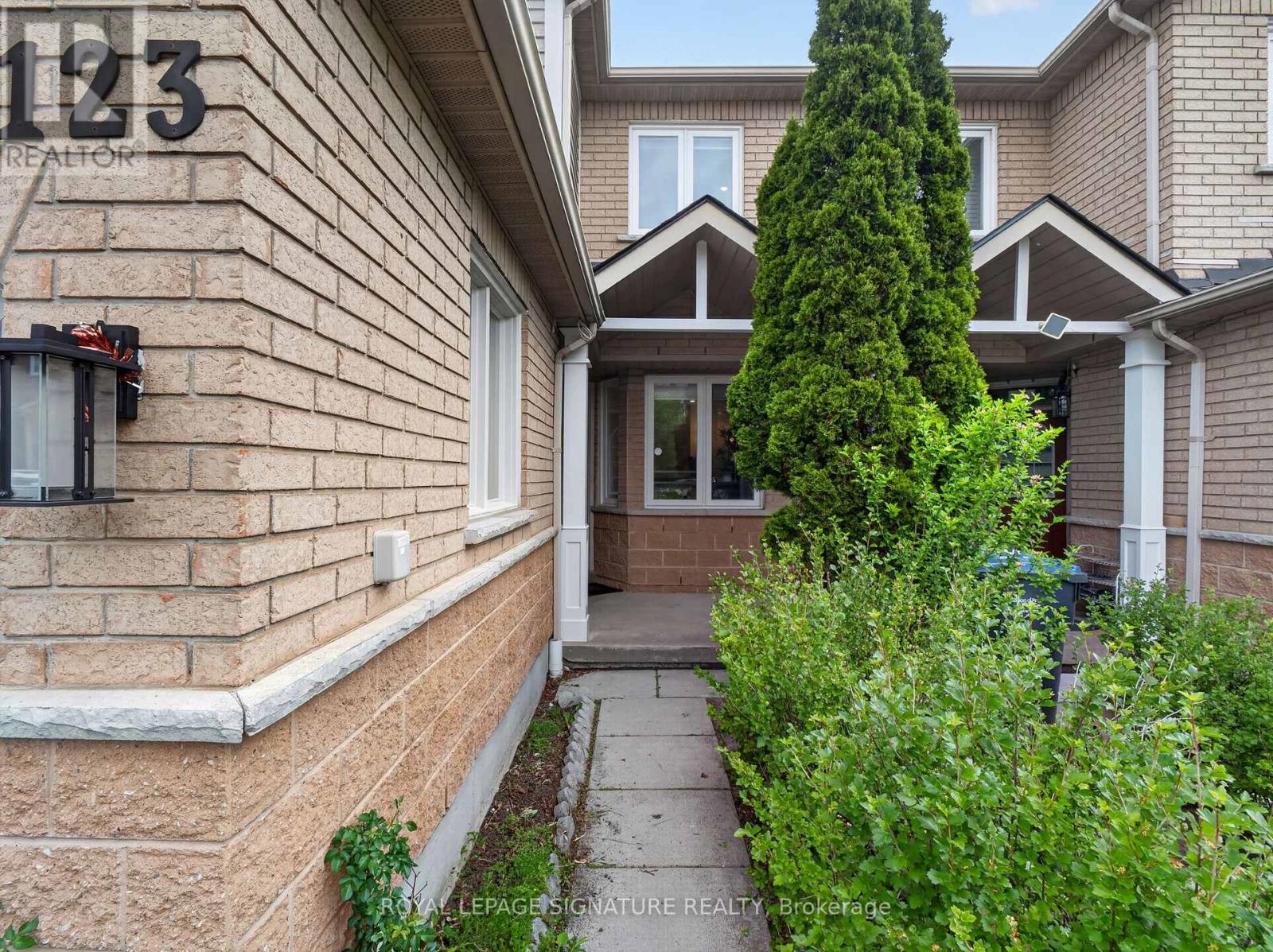 Row / Townhouse for Sale in 123 - 833 SCOLLARD COURT|Mississauga (East Credit), Ontario L5V2B4 2