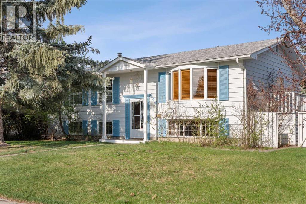 House for Sale in 444 Woodland Crescent SE|Calgary, Alberta T2J1J9