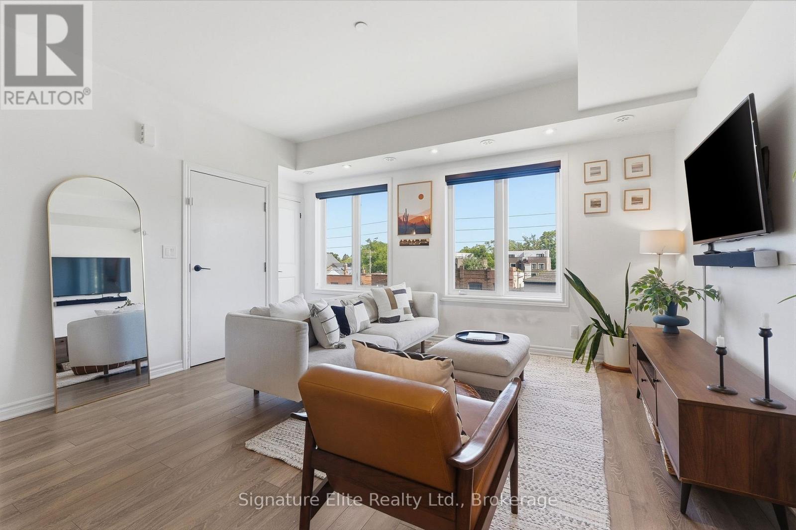 Row / Townhouse for Sale in 11 - 3580 LAKE SHORE BOULEVARD W|Toronto (Long Branch), Ontario M8W0C2 3