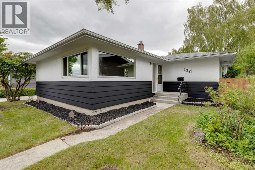 House for Sale in 132 Haysboro Crescent SW|Calgary, Alberta T2V3G3