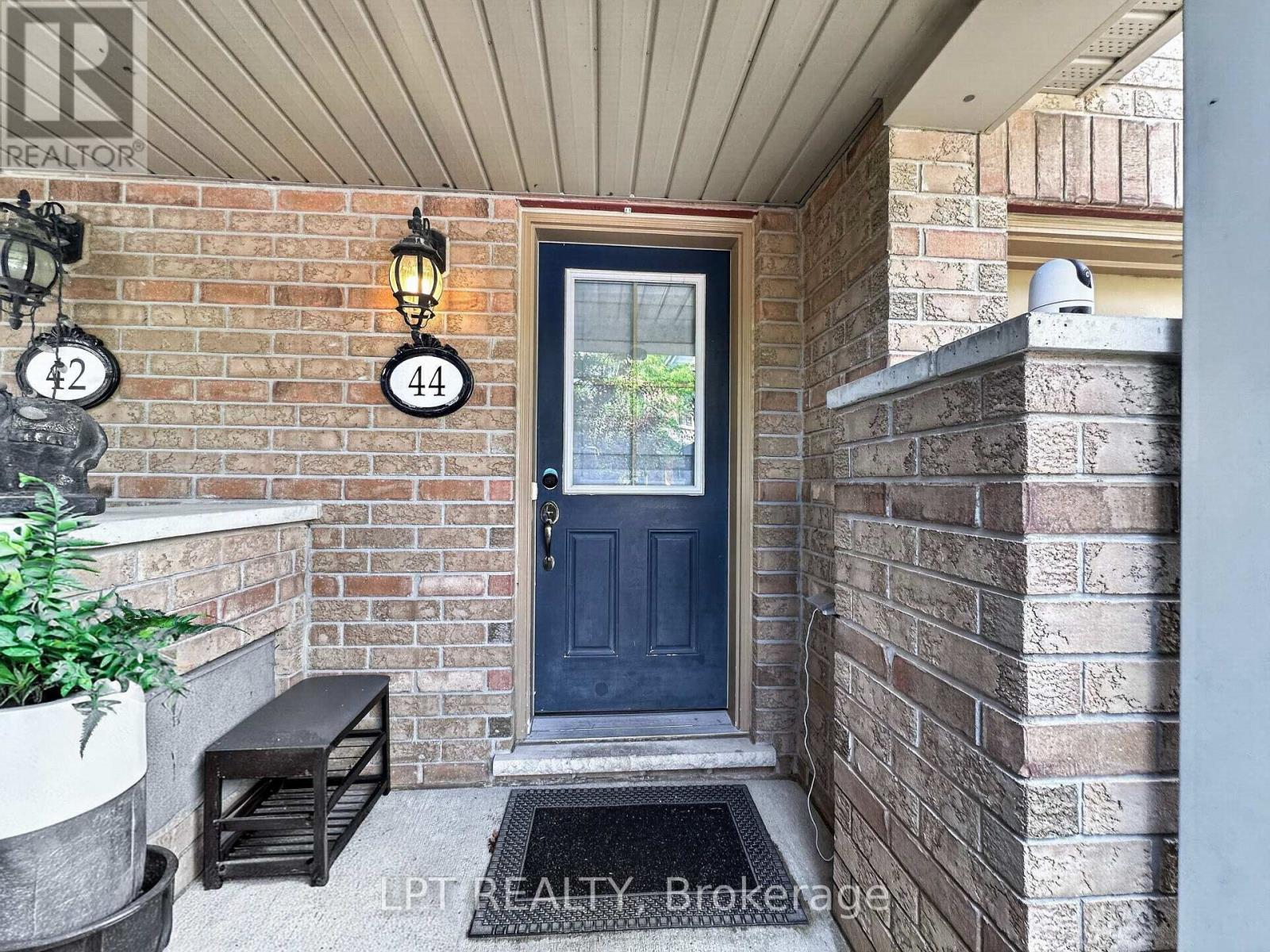 Row / Townhouse for Sale in 44 CEDAR LAKE CRESCENT|Brampton (Bram West), Ontario L6Y0P9 3