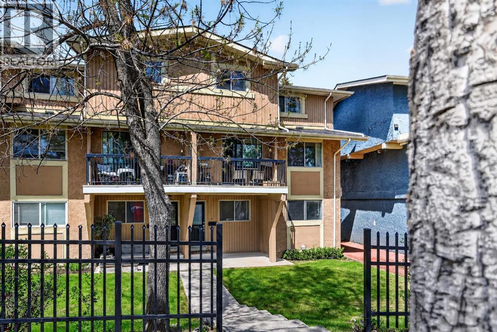 Row / Townhouse for Sale in 1112, 2200 Woodview Drive SW|Calgary, Alberta T2W3N6