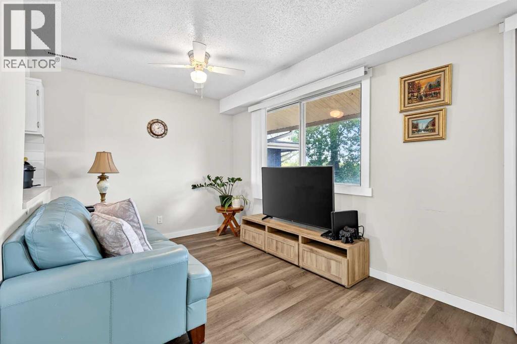 Row / Townhouse for Sale in 1112, 2200 Woodview Drive SW|Calgary, Alberta T2W3N6 5