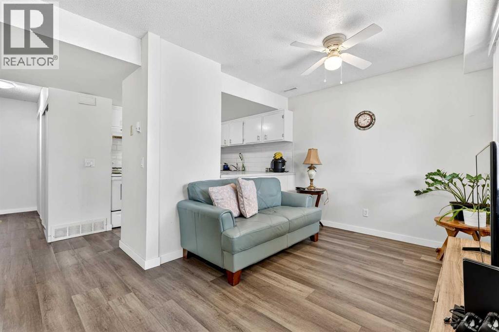 Row / Townhouse for Sale in 1112, 2200 Woodview Drive SW|Calgary, Alberta T2W3N6 4