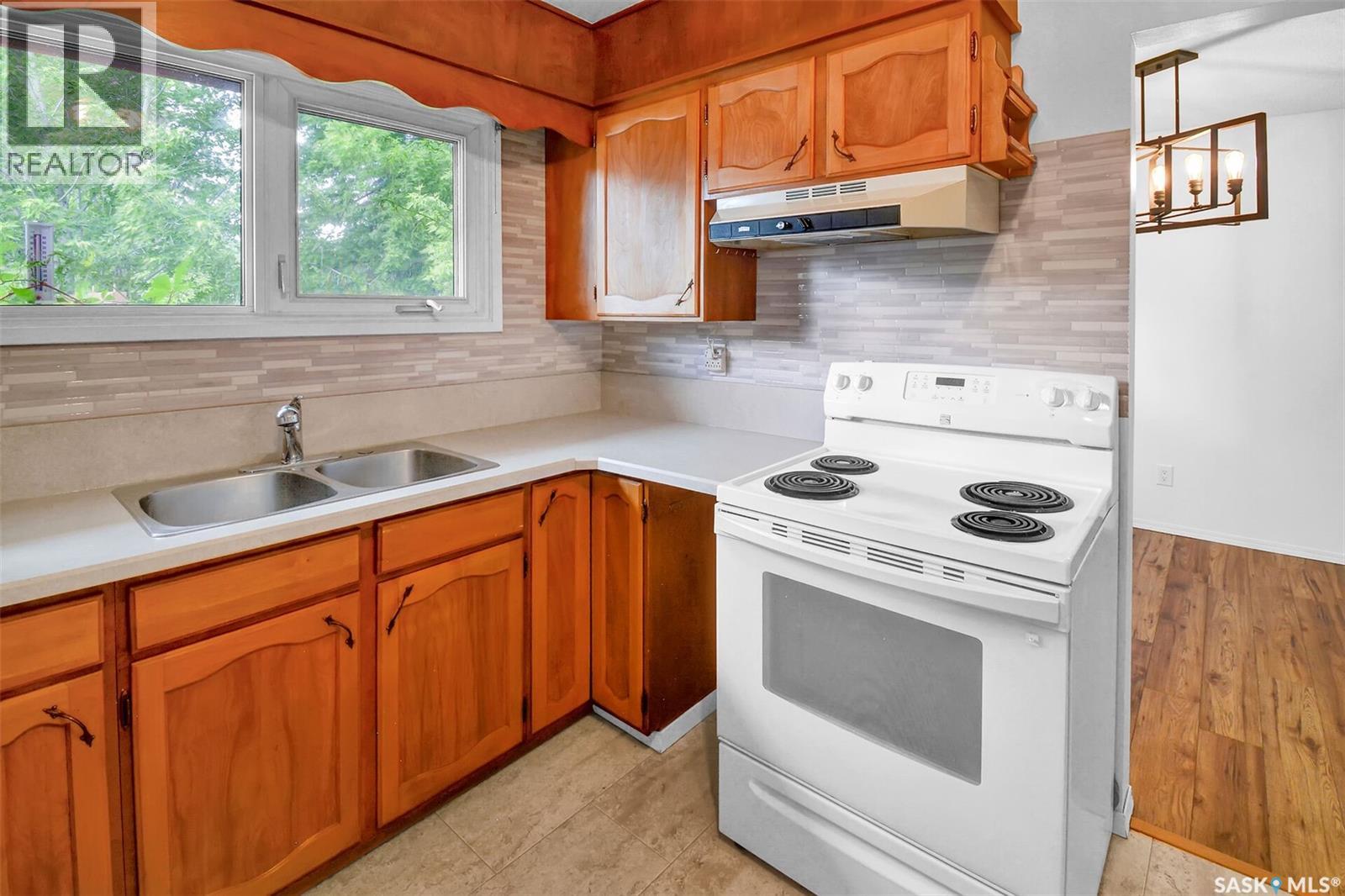 Saskatoon Eastview 合法双拼投资物业 5卧2卫 月租$4000 - 10