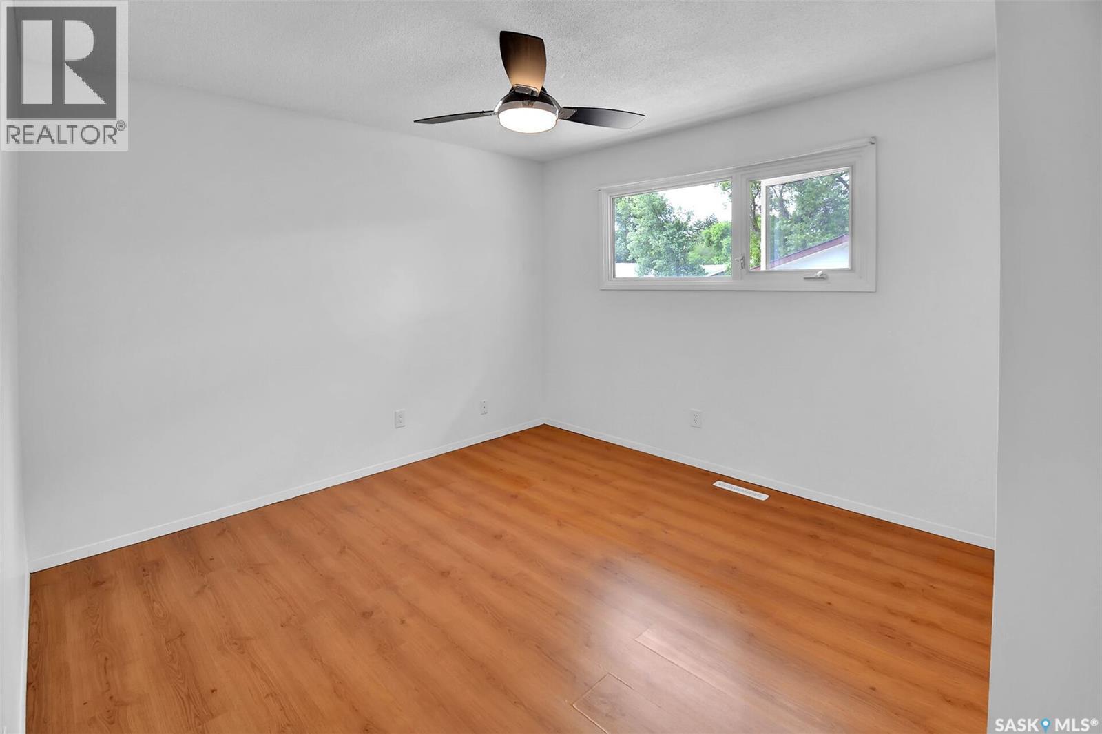 Saskatoon Eastview 合法双拼投资物业 5卧2卫 月租$4000 - 11