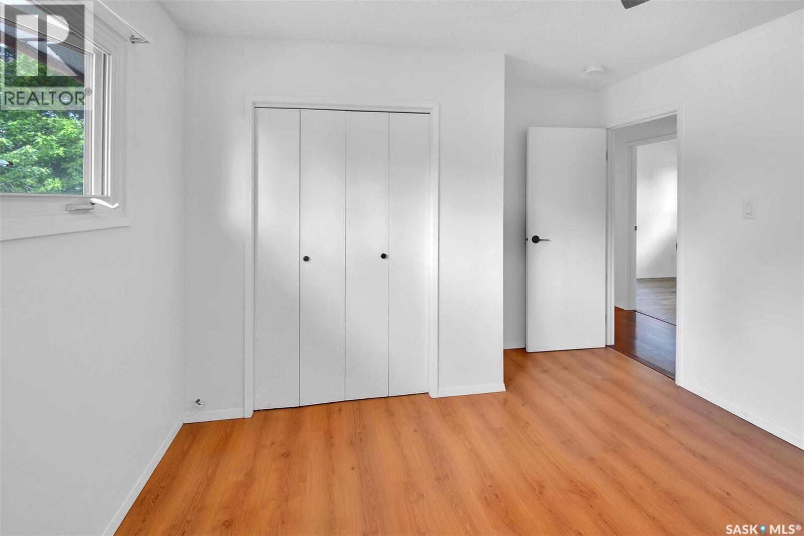 Saskatoon Eastview 合法双拼投资物业 5卧2卫 月租$4000 - 12