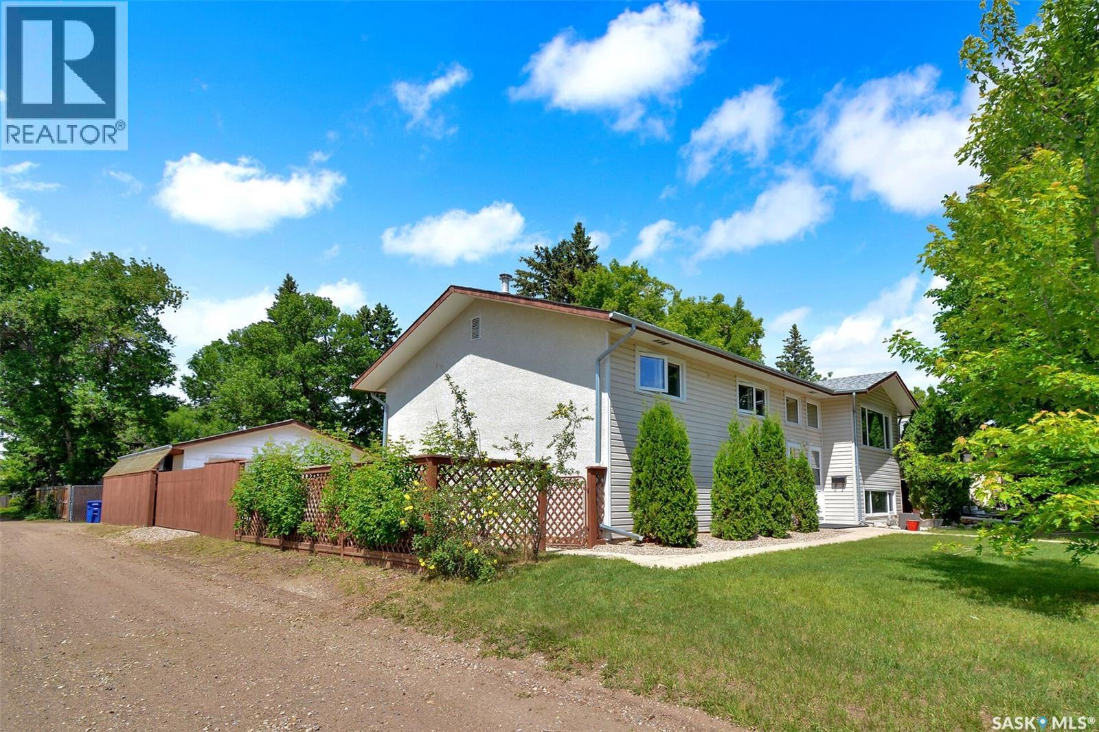 Saskatoon Eastview 合法双拼投资物业 5卧2卫 月租$4000 - 3