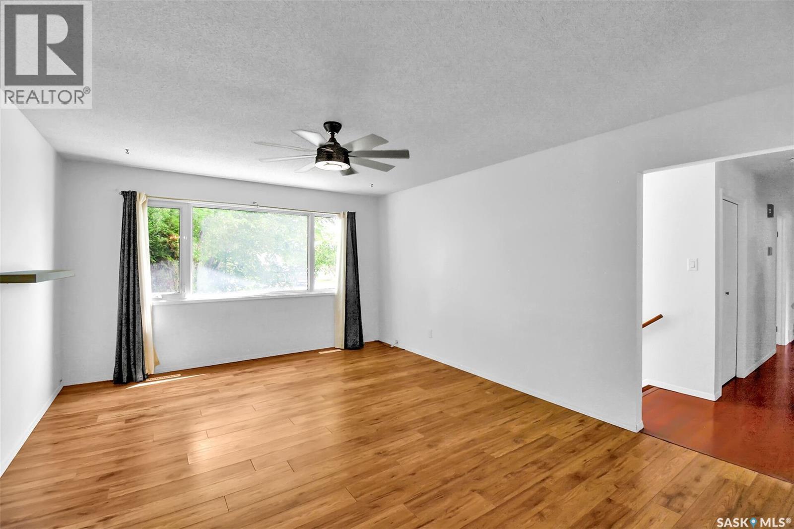 Saskatoon Eastview 合法双拼投资物业 5卧2卫 月租$4000 - 5