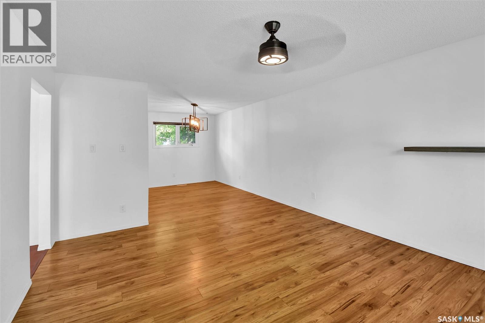 Saskatoon Eastview 合法双拼投资物业 5卧2卫 月租$4000 - 6